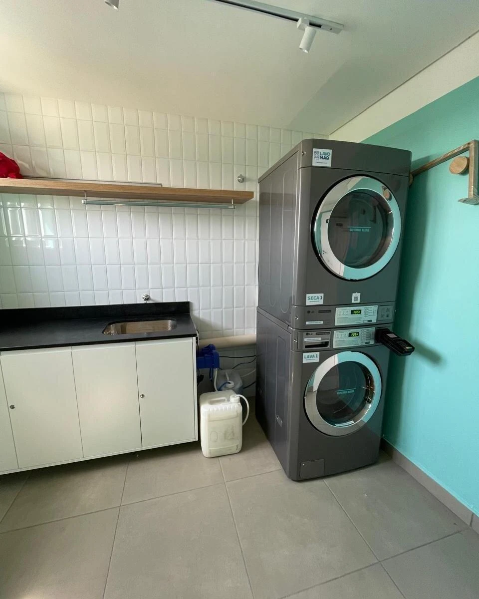 One-bedroom apartment with a dryer — photo 20