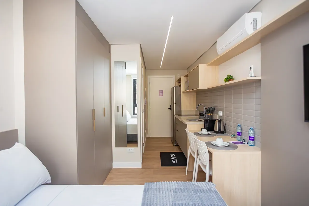 Furnished 1-bedroom apartment with compact kitchenette — photo 8