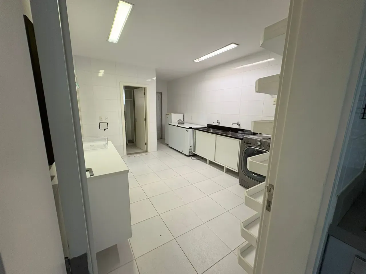 Furnished 6-suite house with 640 m² and 4 parking — photo 68