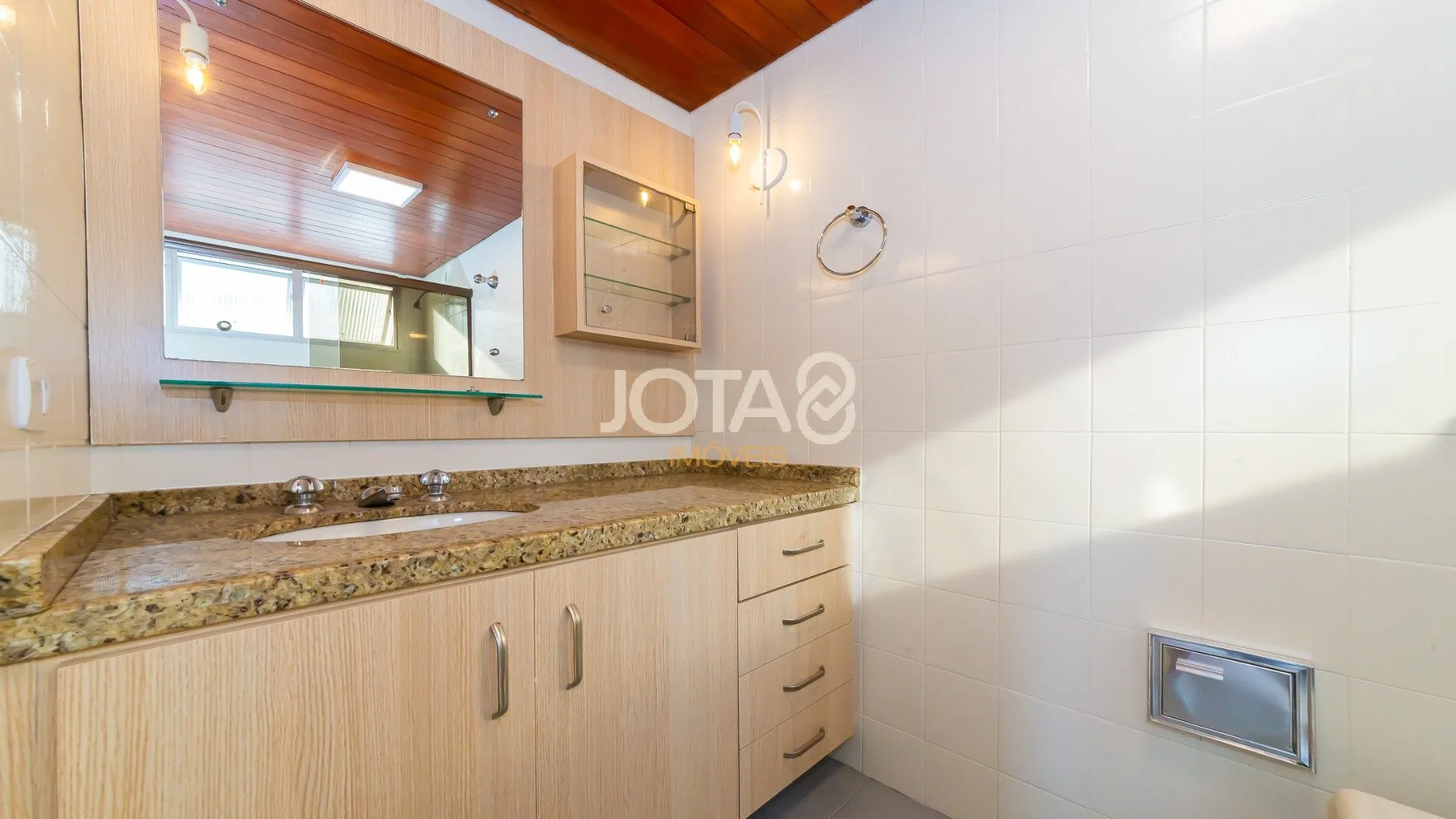 3-bedroom apartment with wood or laminate floors in Curitiba — photo 24