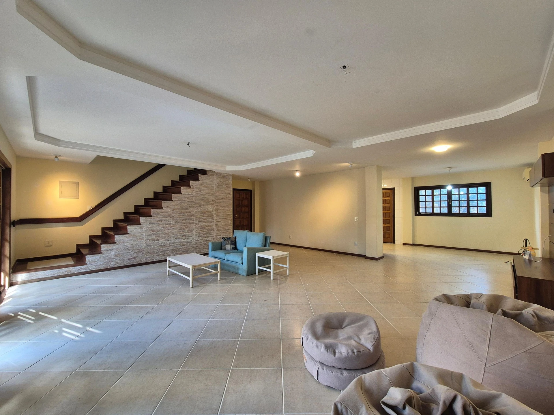 Furnished house with 3 en-suites and 2 parking spots