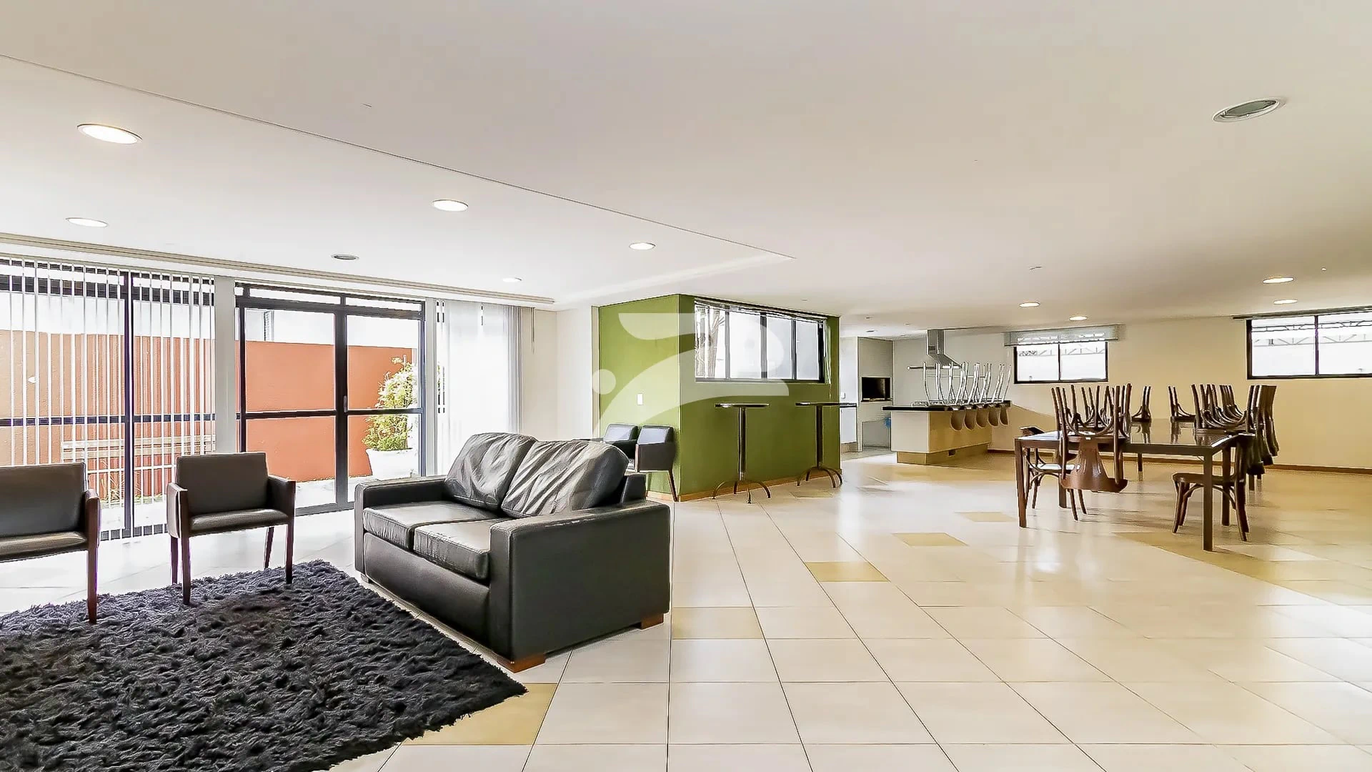 Furnished 1-bedroom apartment with enclosed balcony — photo 21