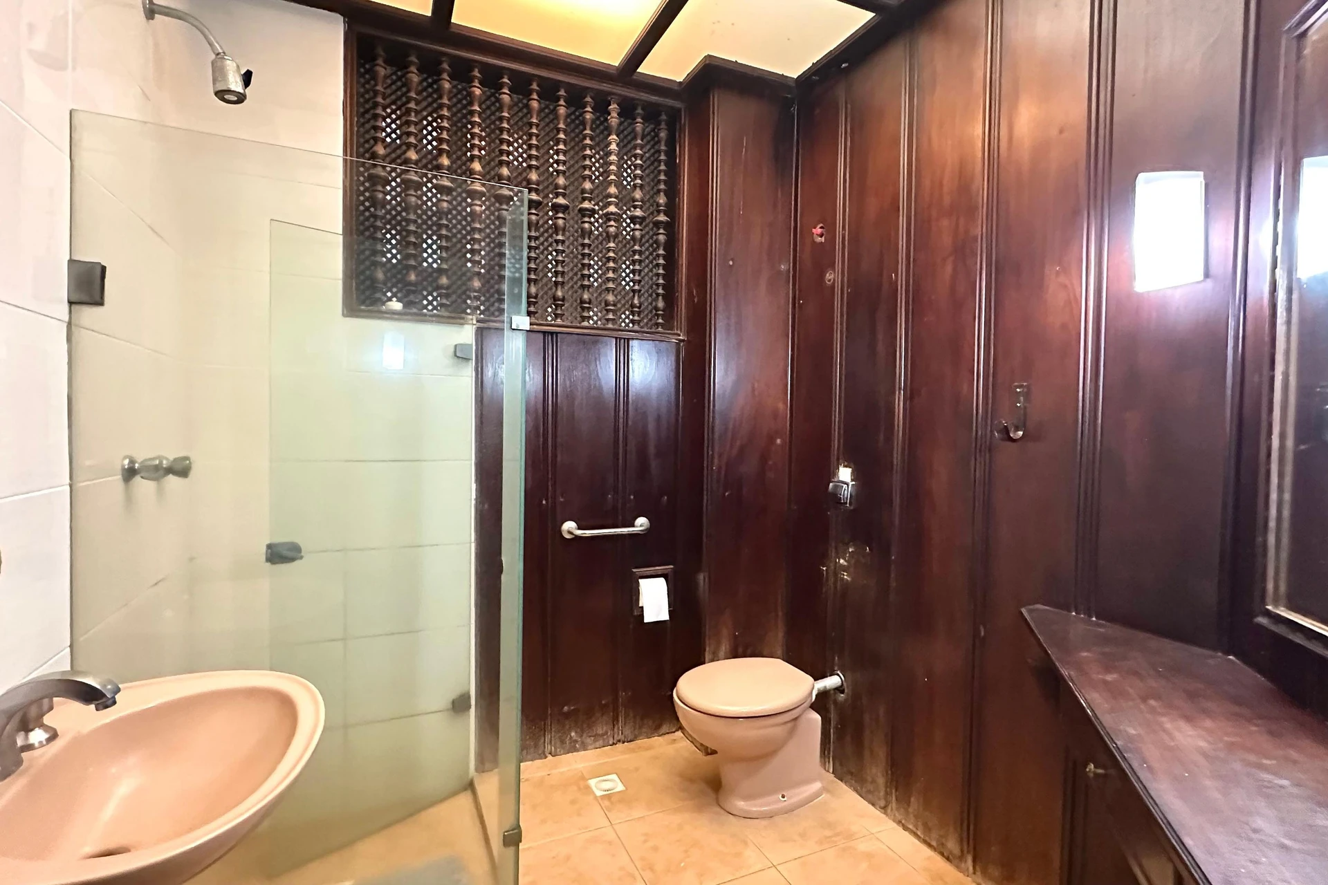 Bathtub in a 4-bedroom apartment, 290 m² — photo 25