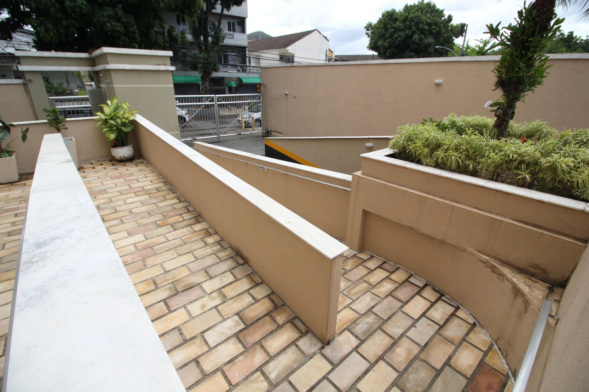 3-bedroom apartment with an en-suite and balcony — photo 38