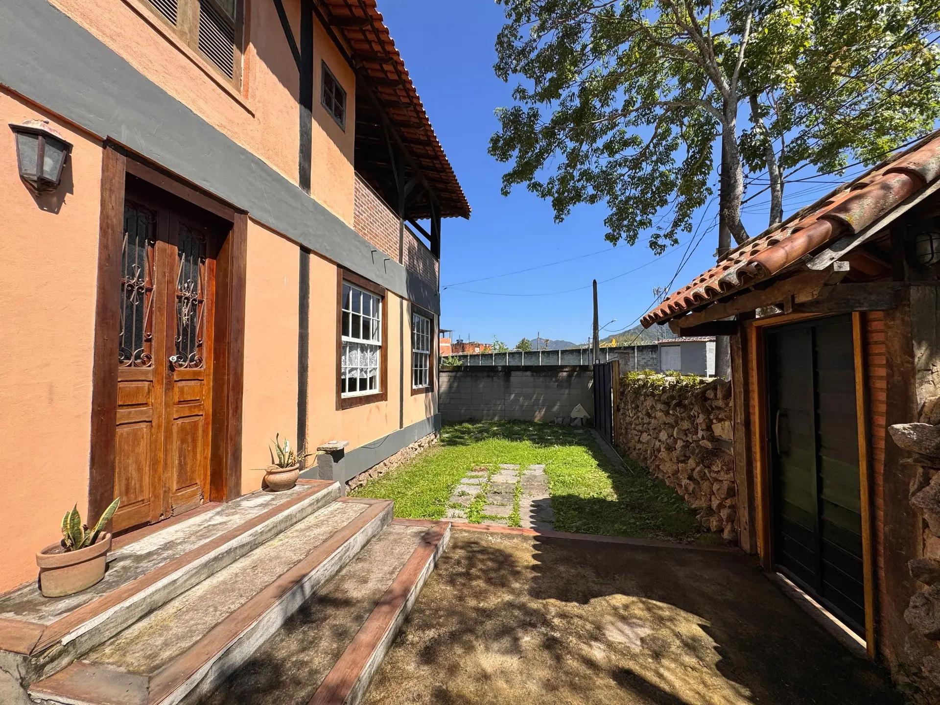 Casa amueblada de 4 dormitorios con patio y 2 plazas