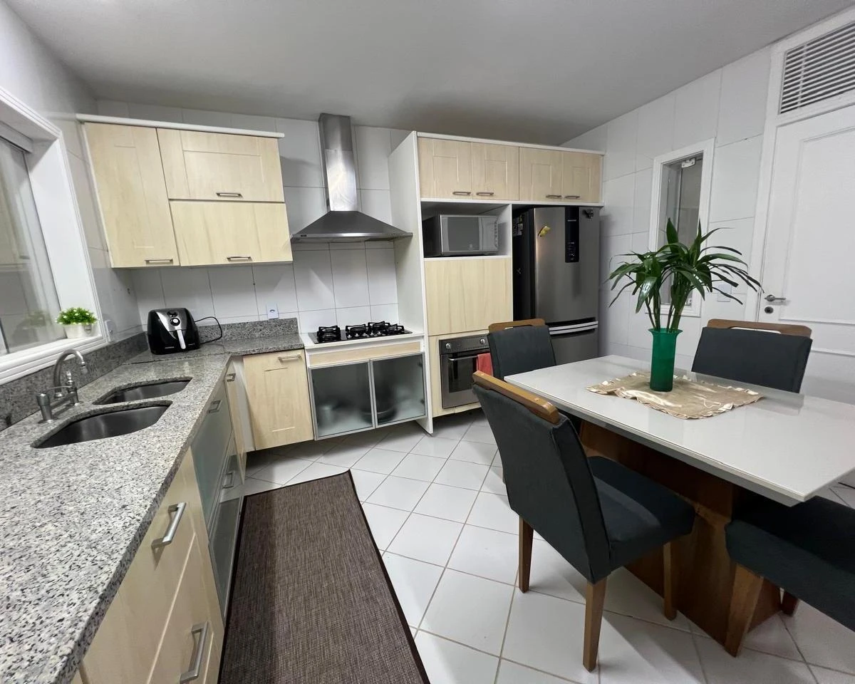Casa mobiliada de 300 m² com 4 dormitórios e 5 banheiros — photo 2