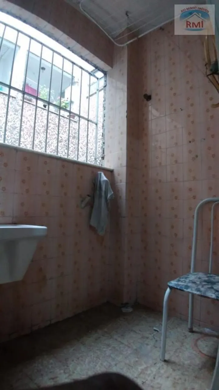 3-bedroom rental apartment with a glass-enclosed shower — photo 9