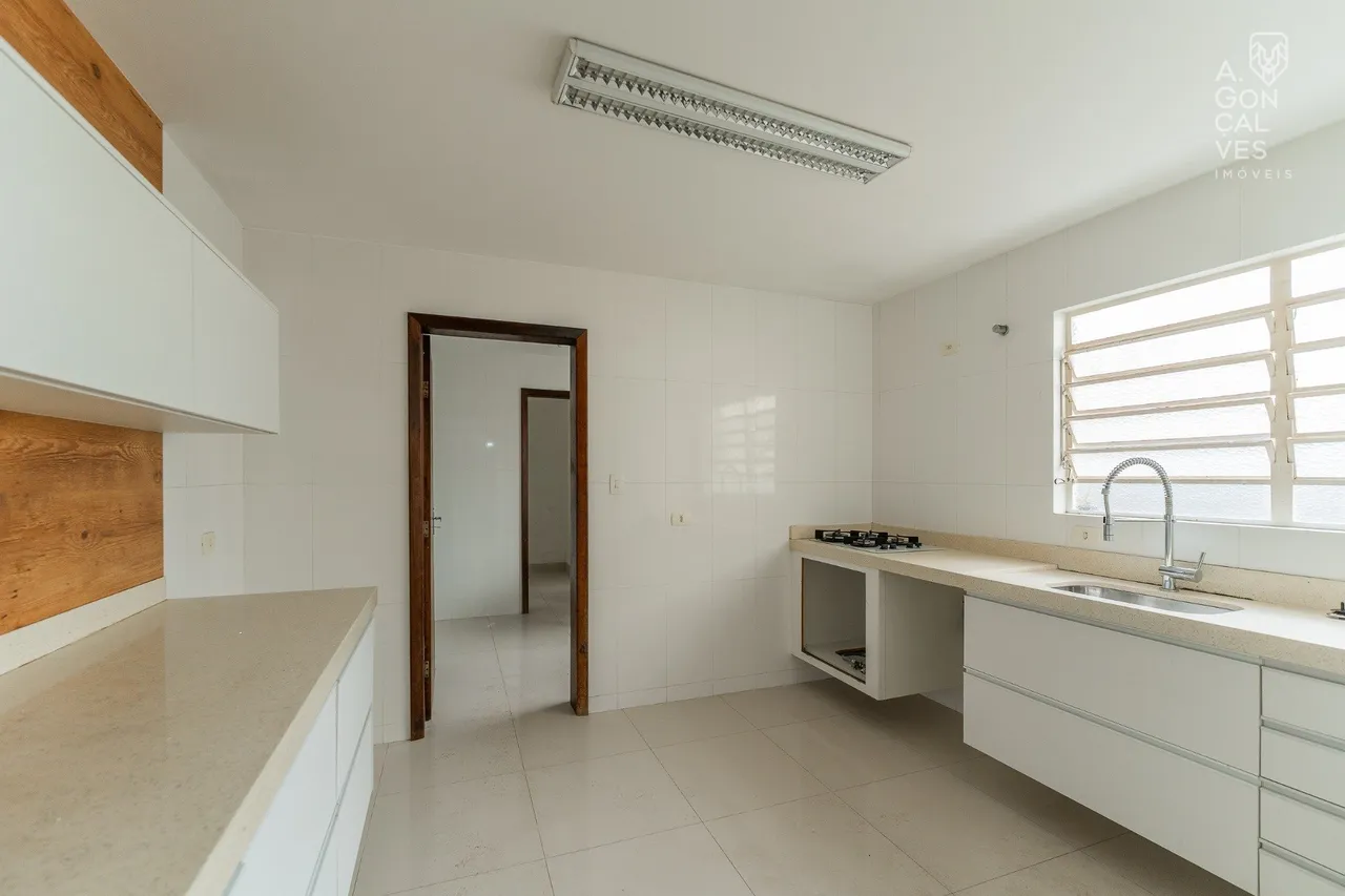 House with 3 bedrooms and 2 parking spaces — photo 2