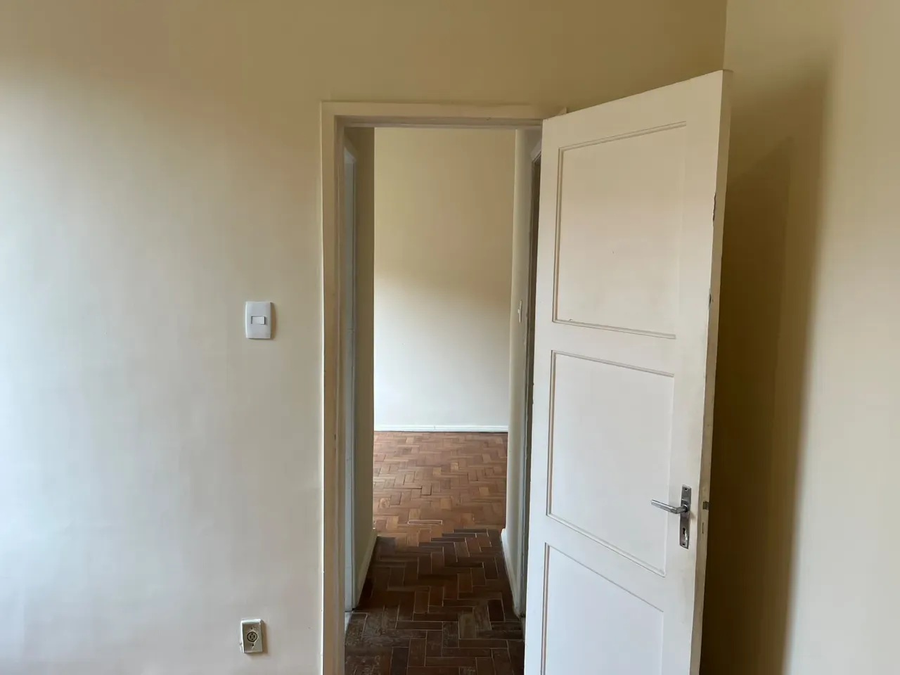 One-bedroom apartment with wood or laminate floors — photo 12