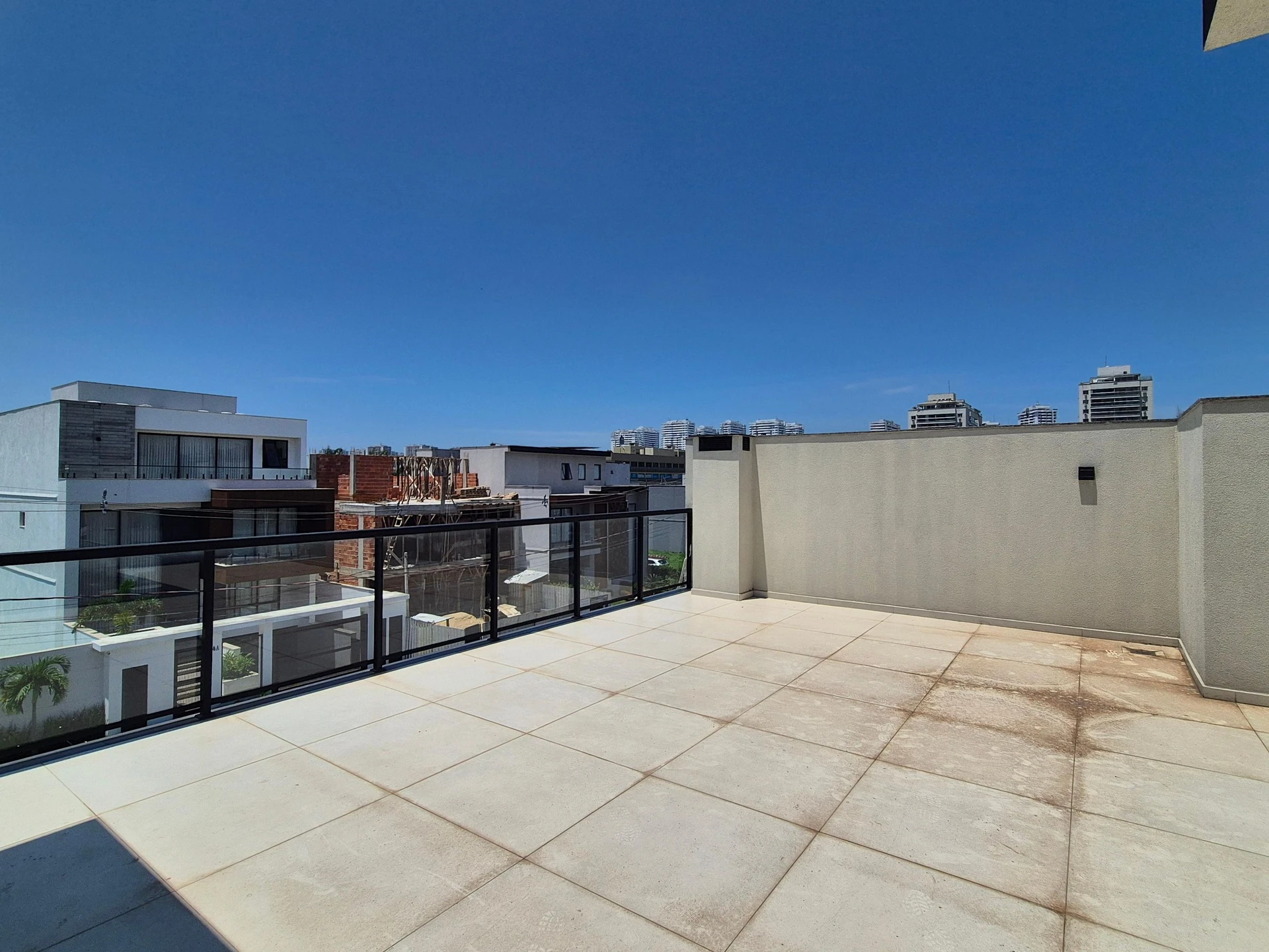 4-bedroom house with a glass-enclosed balcony — photo 13