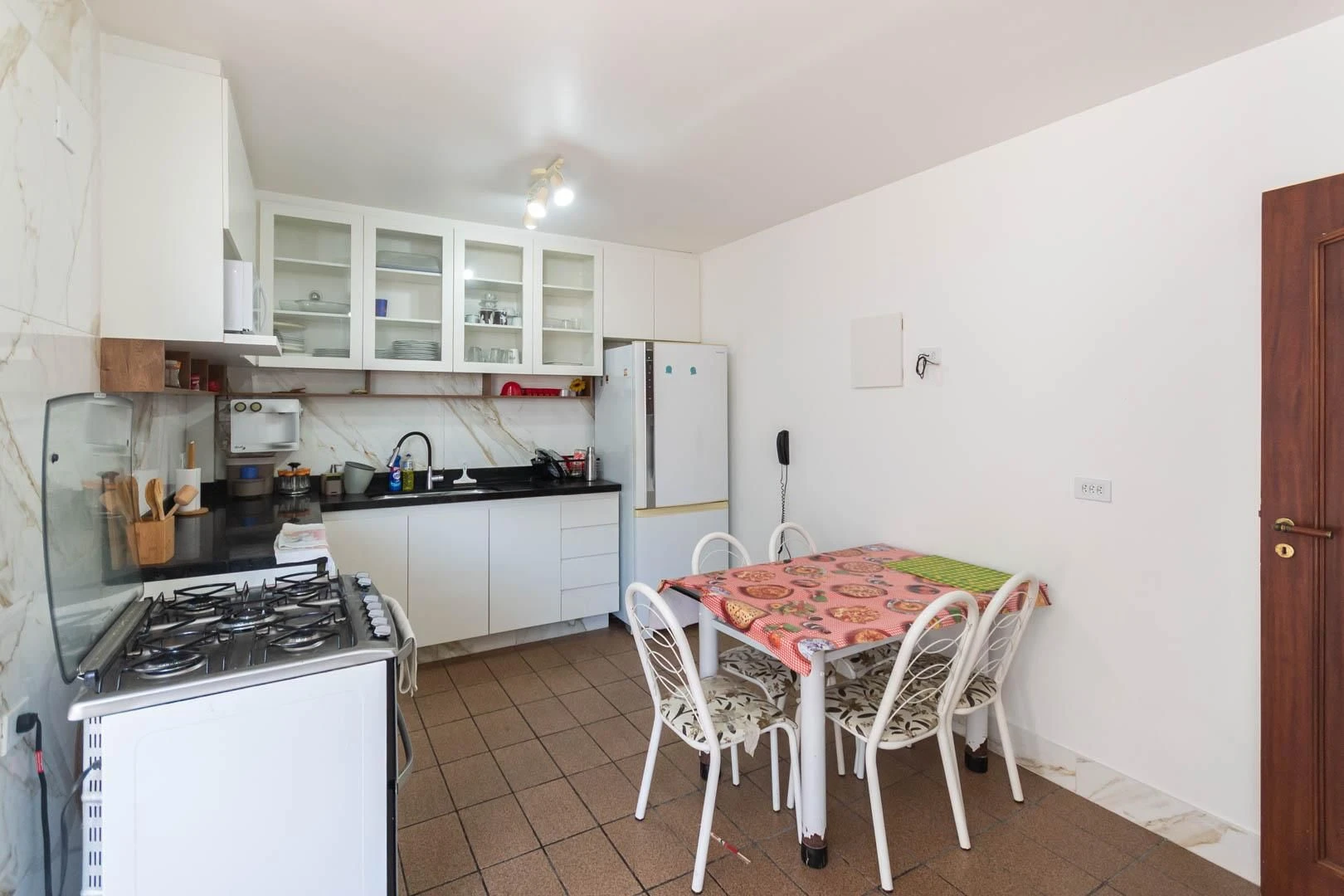 Balcony with a grill in a 3-bedroom apartment, 135 m² — photo 13