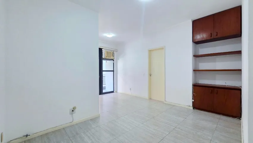 One-bedroom apartment in a building with a gym — photo 10
