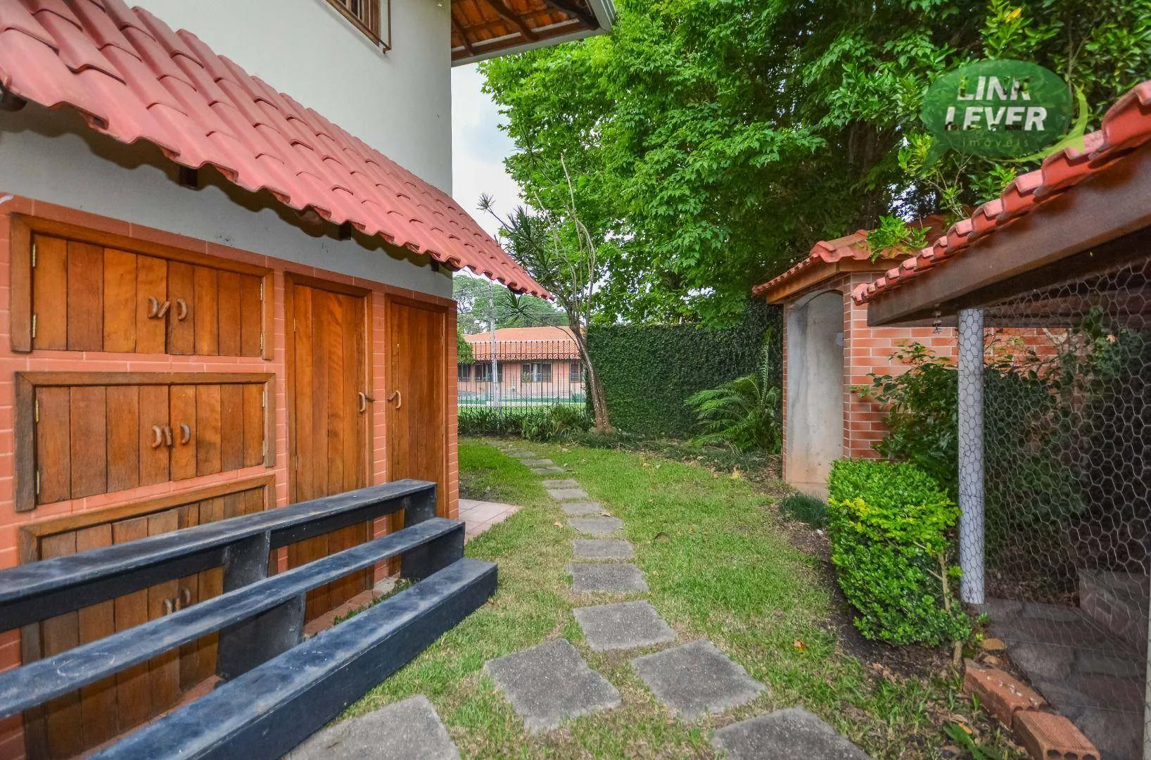 164 m² house with a fireplace and a grill on the balcony — photo 65