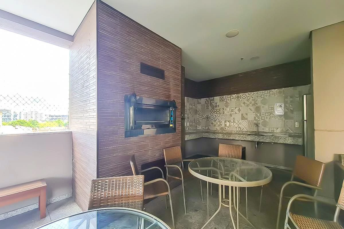 Balcony with a grill in a 2-bedroom apartment, 60 m² — photo 73