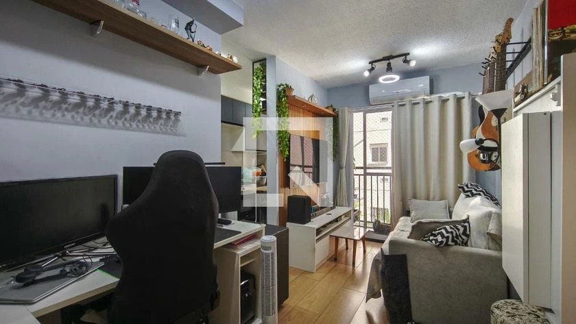 Furnished apartment, 32 m², with floor-to-ceiling windows
