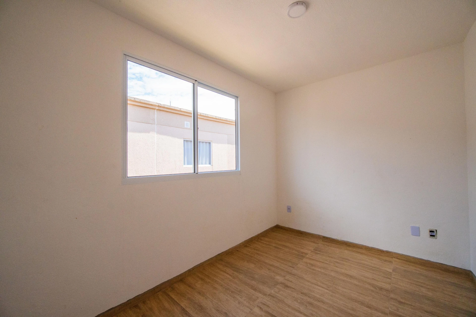 2-bedroom apartment with wood or laminate floors in Curitiba — photo 7