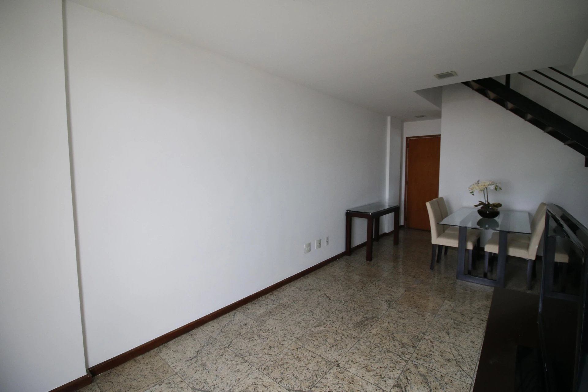 Balcony with a grill in a 4-bedroom apartment, 172 m² — photo 44