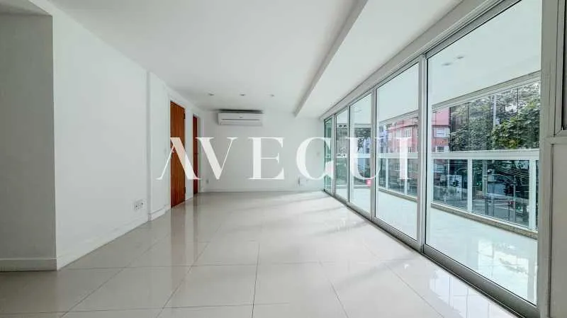 197 m² apartment with 4 bedrooms and a glass balcony — photo 14