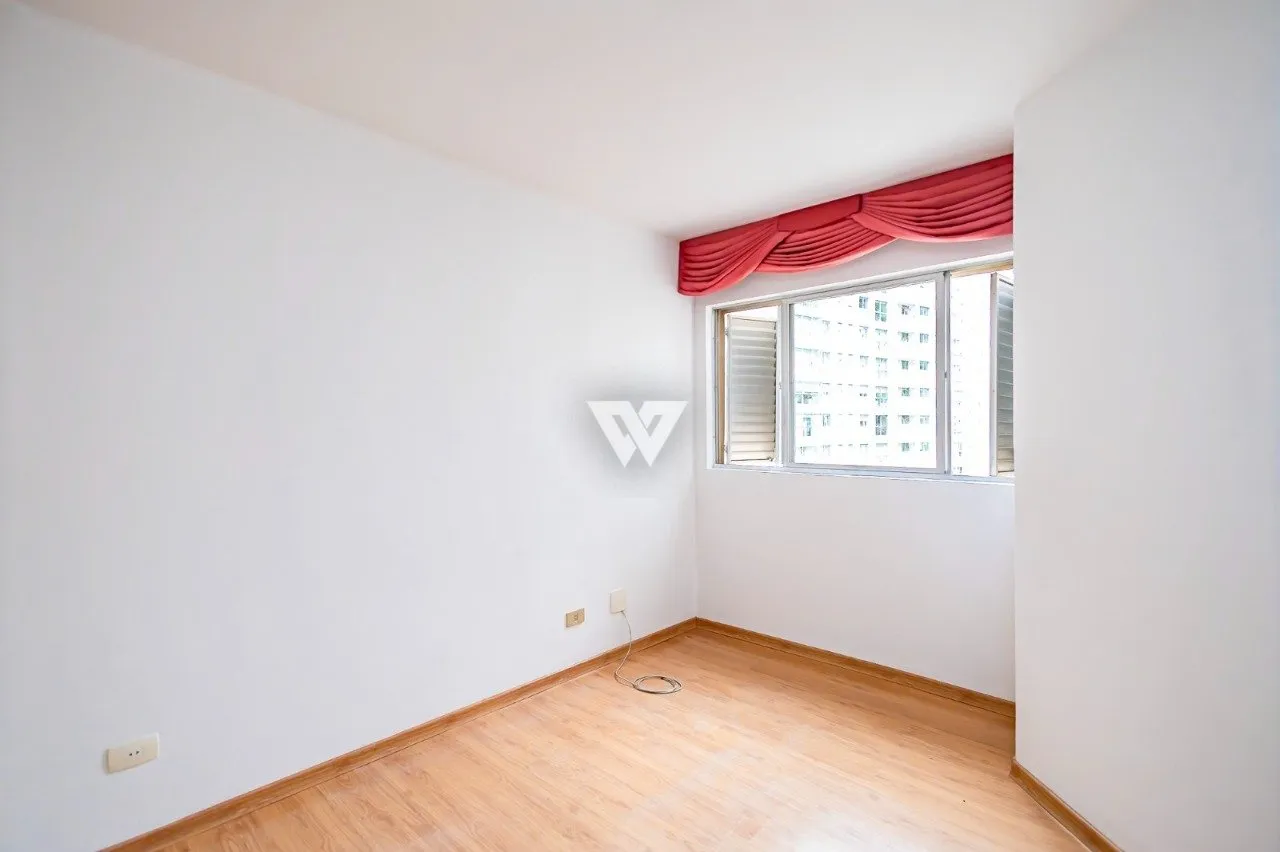 Apartment with wood floors, 4 bedrooms and glass balcony — photo 14
