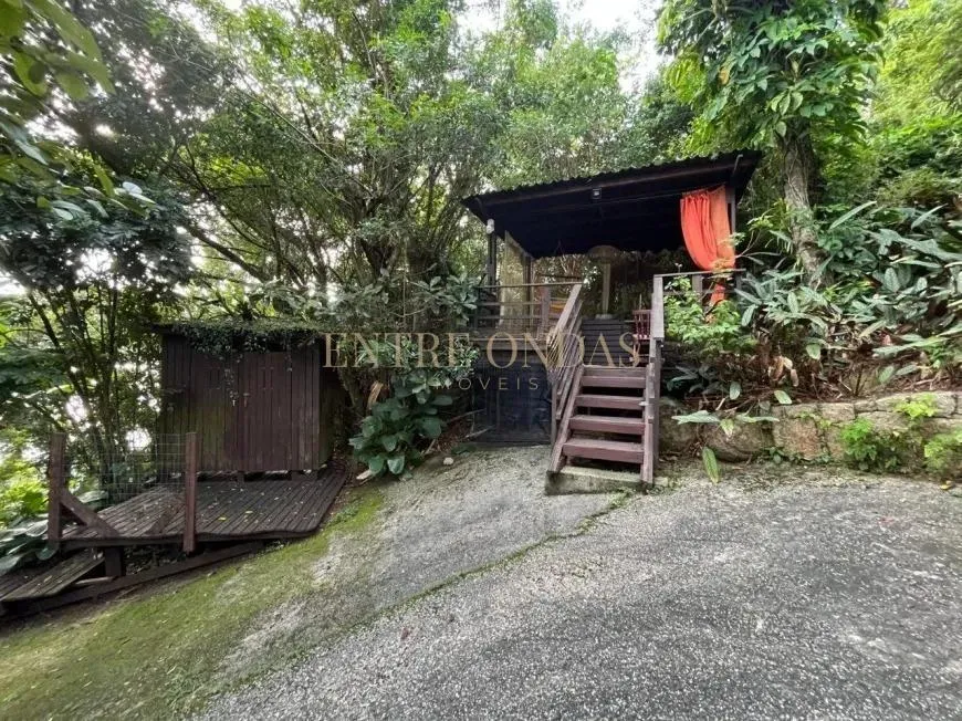 Furnished studio in a building with a pool — photo 13