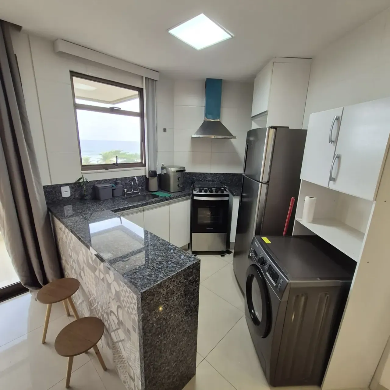 Furnished 1-bedroom apartment with open-plan kitchen — photo 4