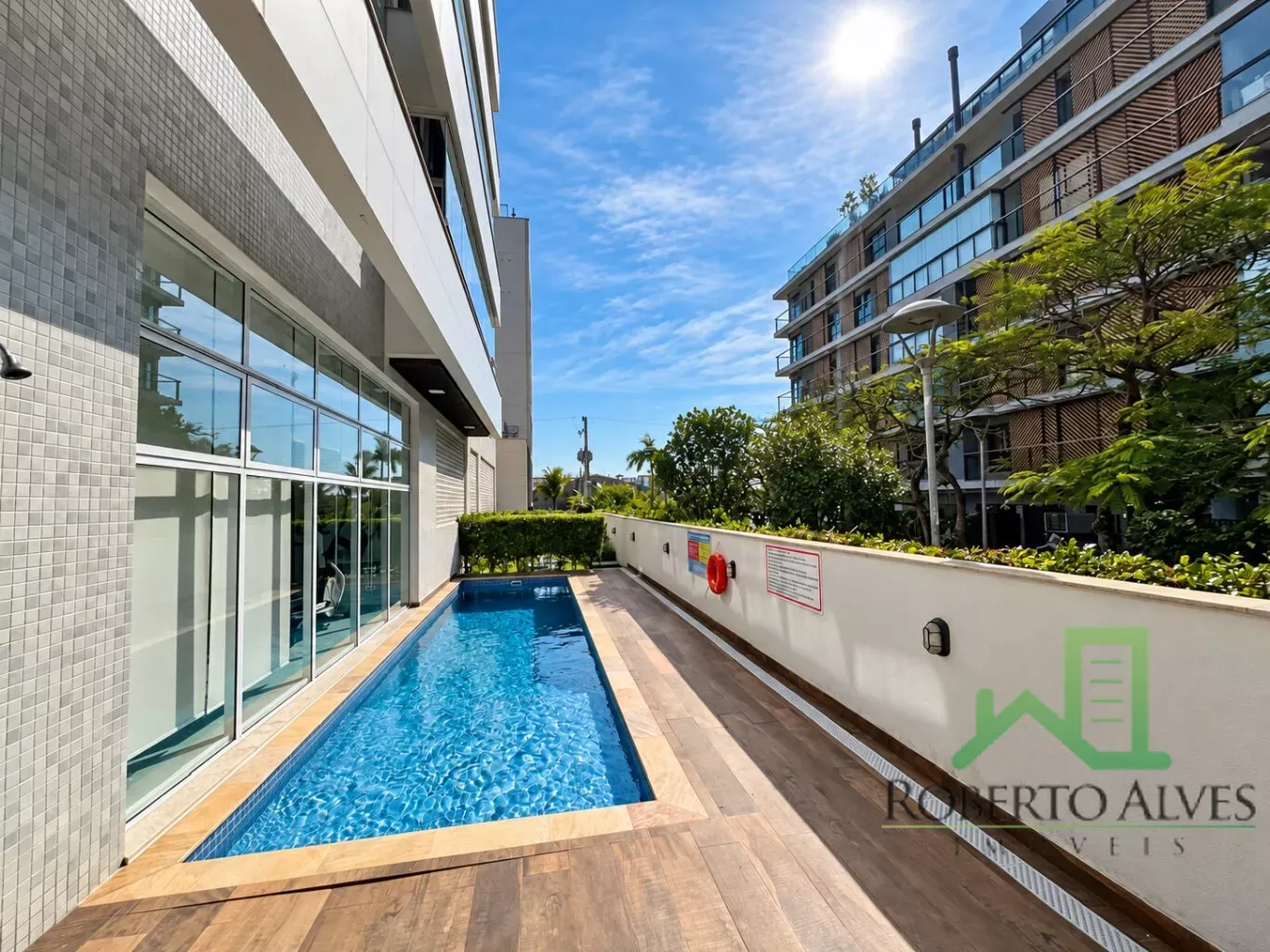 Furnished apartment, 240 m², with floor-to-ceiling windows — photo 27