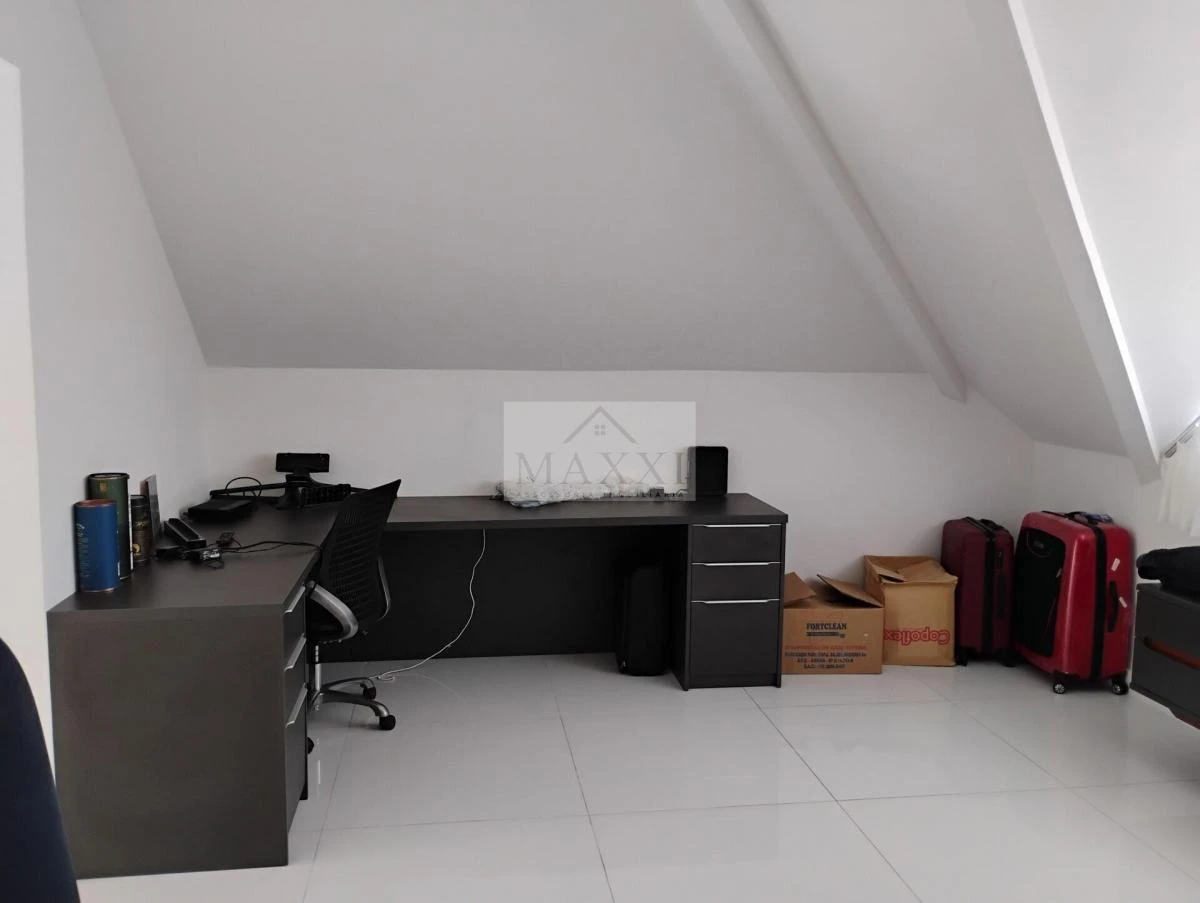 290 m² house with 3 en-suite bedrooms and glass balcony — photo 22