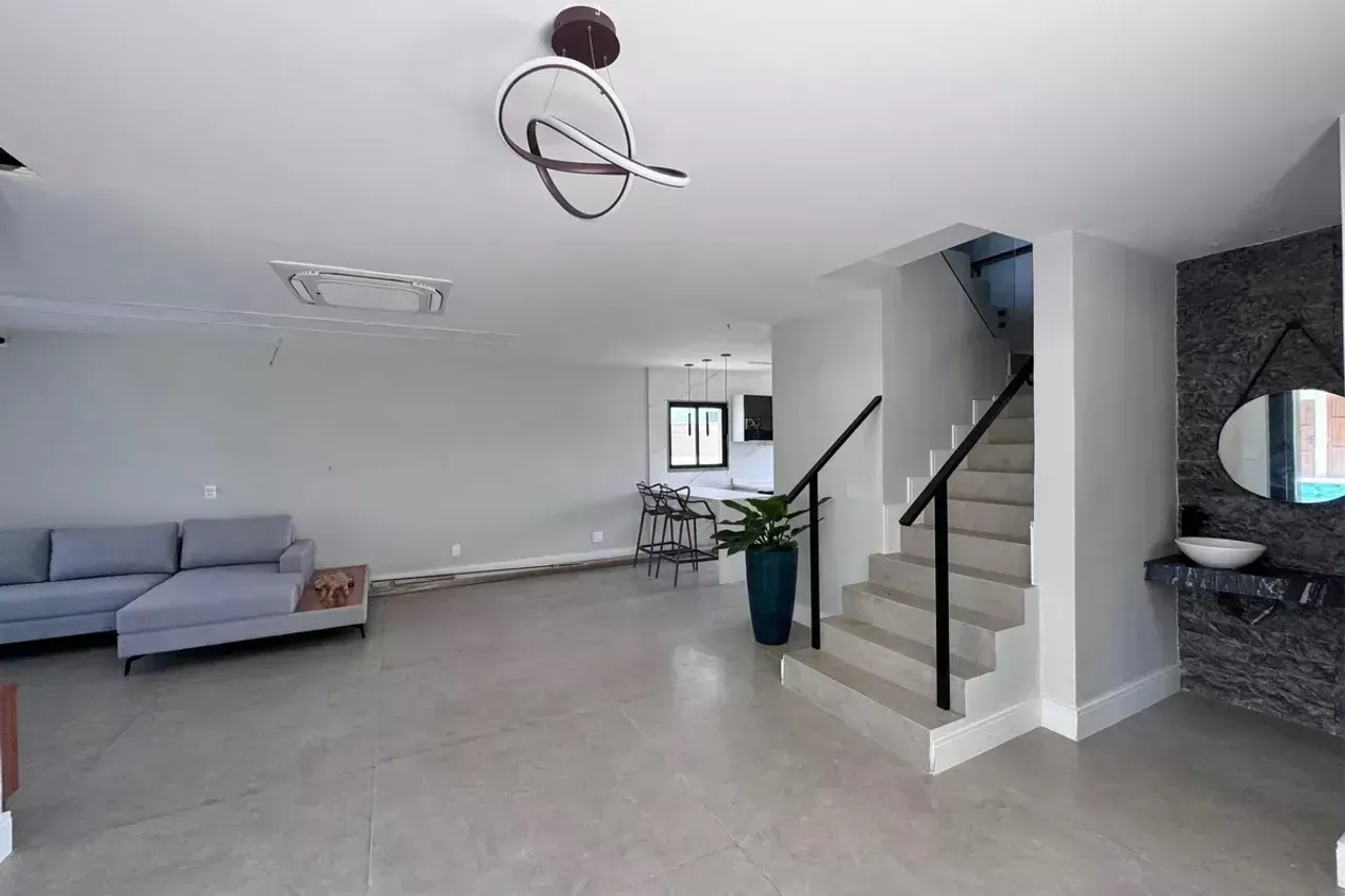 Casa de 4 dormitorios con ventanales de piso a techo — photo 11