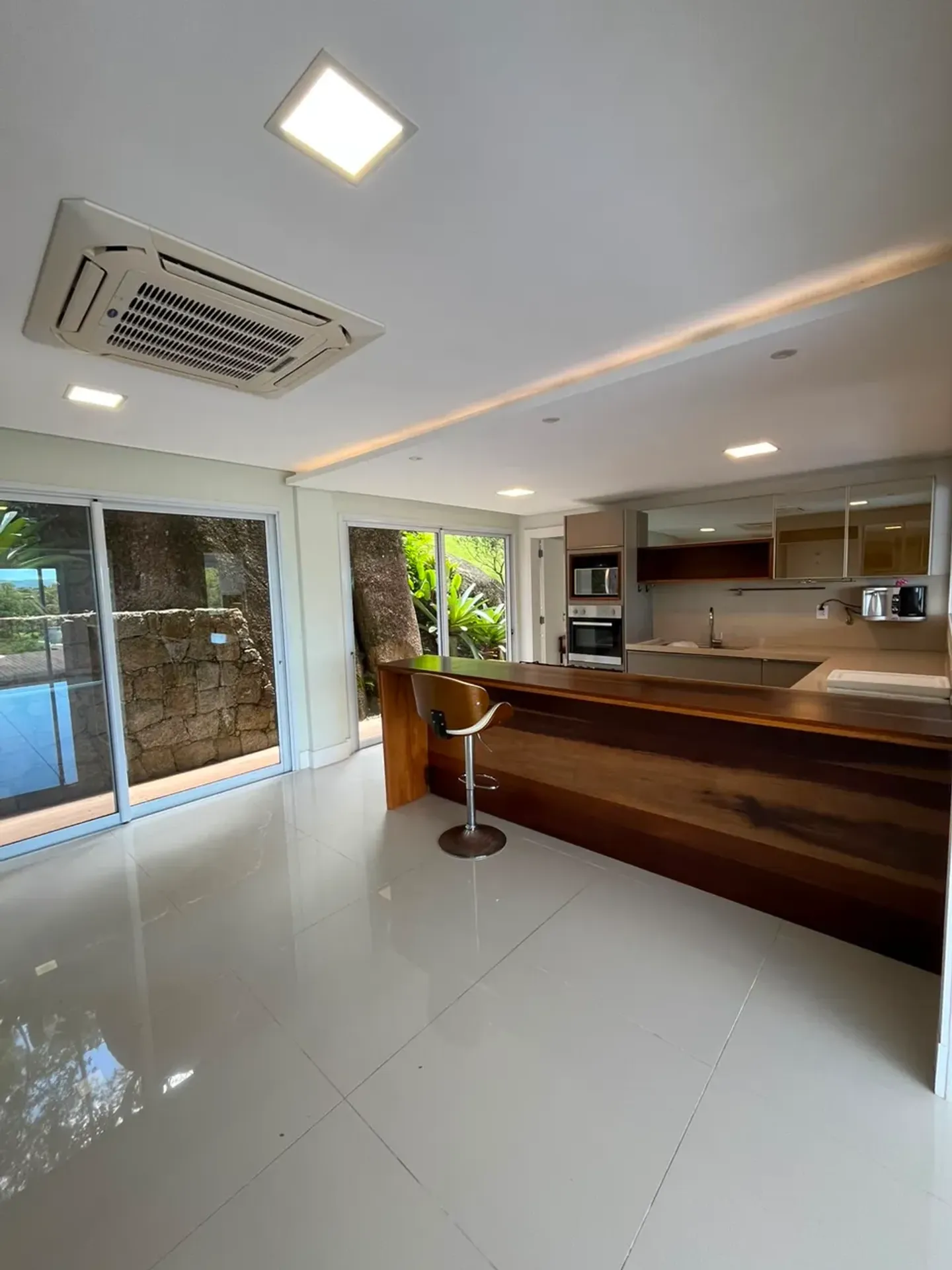 Casa de 1000 m² con vista al agua y chimenea — photo 37