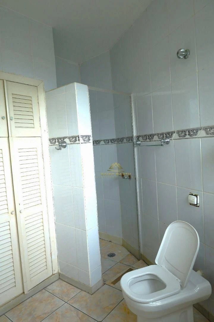 Дом без мебели: 3 спальни, 4 ванные, участок 432 м² — photo 32