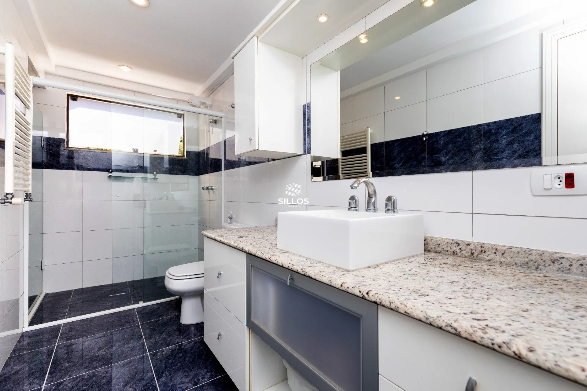 House with 4 bedrooms, 8 parking spaces in a condo — photo 38