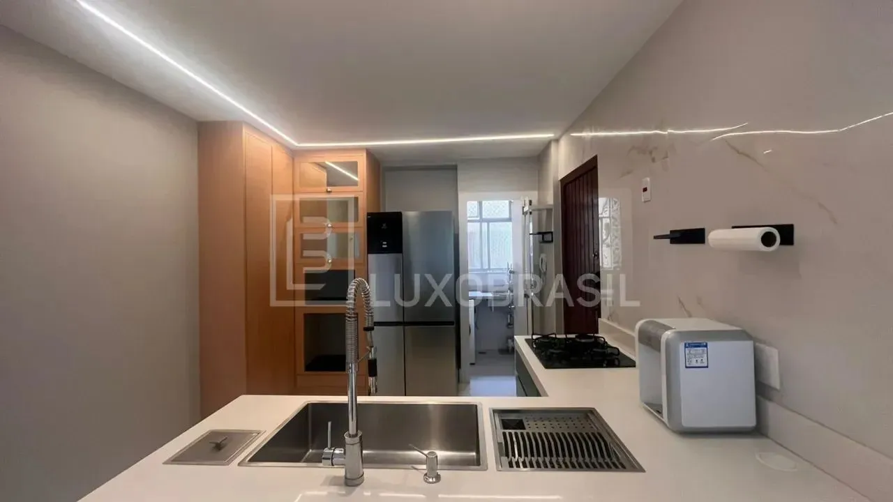 2-bedroom 2-bath apartment with an open-plan kitchen — photo 4