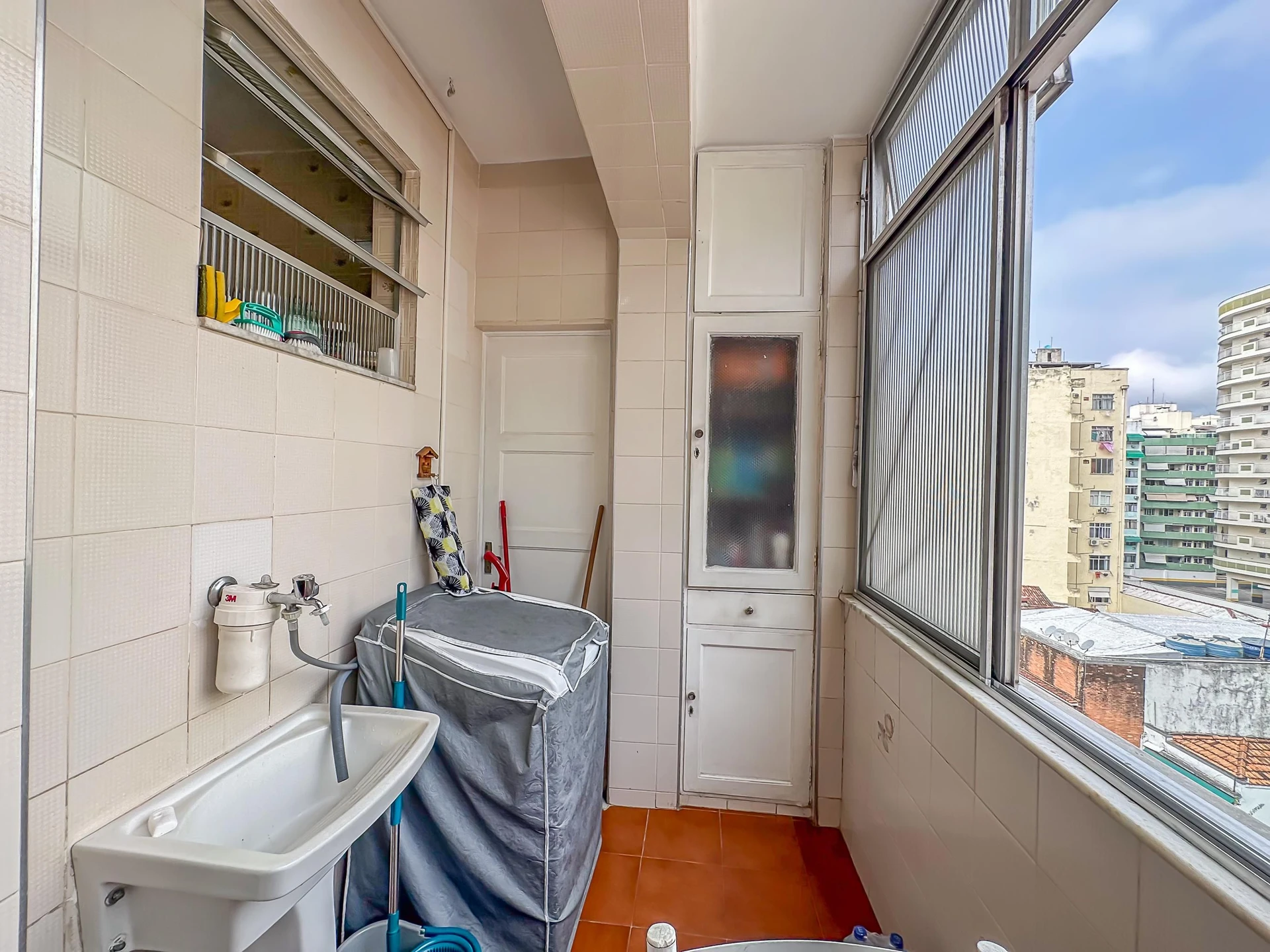 Furnished 2-bedroom apartment with a balcony — photo 31