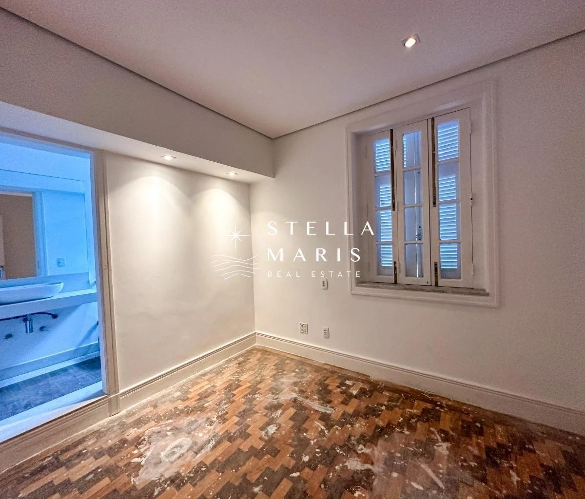 Glass-enclosed balcony in a 5-bedroom house, 402 m² — photo 4