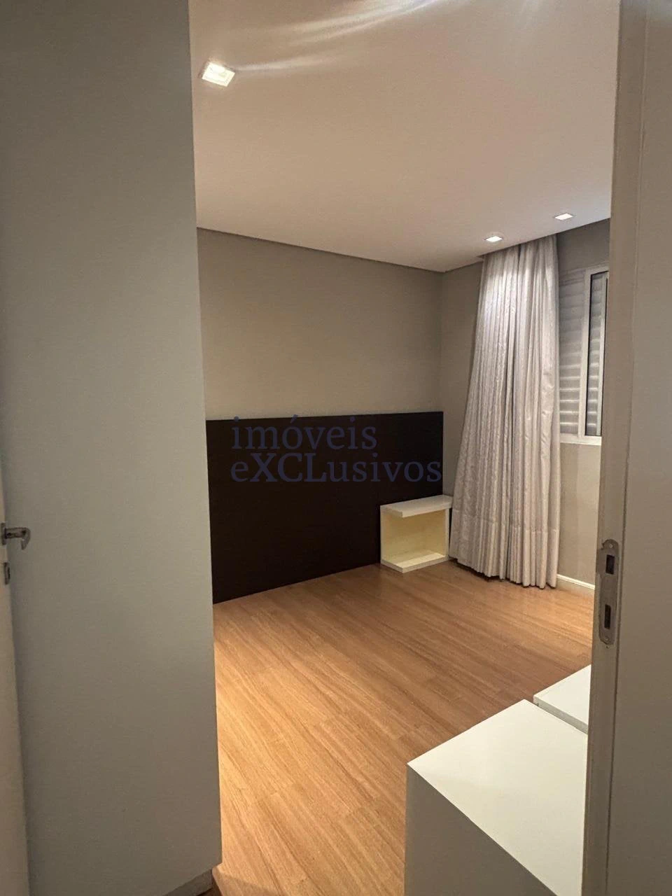 Wood or laminate floors in a 2-bedroom apartment, 48 m² — photo 3