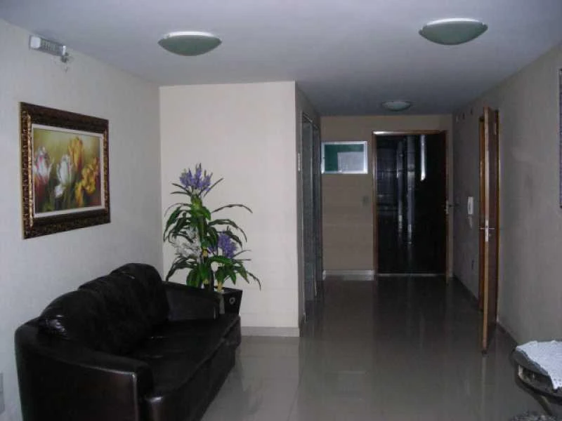 One-bedroom apartment in a building with a gym — photo 16