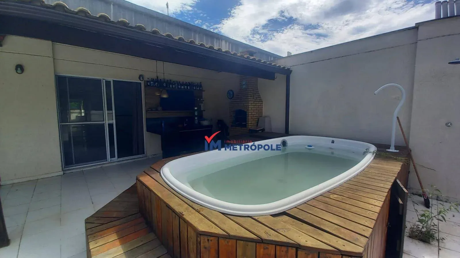 Balcony with a grill in a 4-bedroom apartment, 234 m² — photo 20