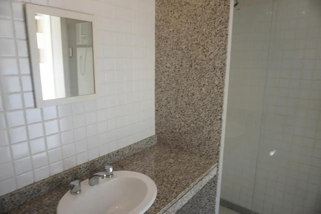 Unfurnished apartment with 4 bedrooms and 3 parking spots — photo 34