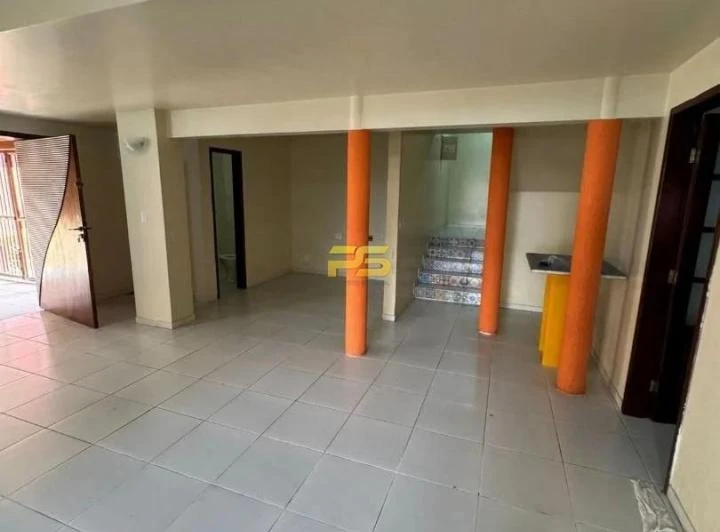 300 m² house with 5 bedrooms and balcony grill