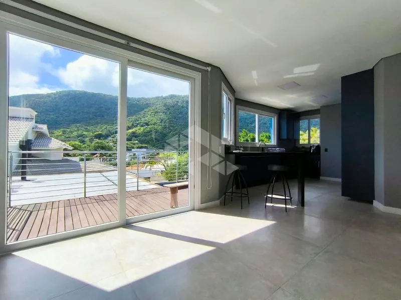 4-bedroom house with floor-to-ceiling windows — photo 10