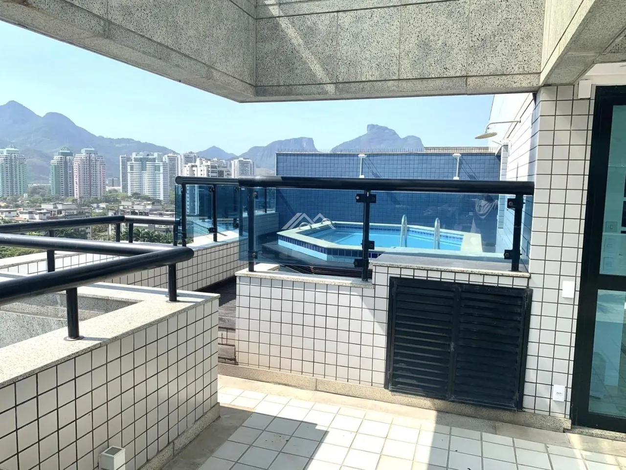 Apartment with 4 bedrooms and 5 bathrooms and enclosed balcony — photo 11
