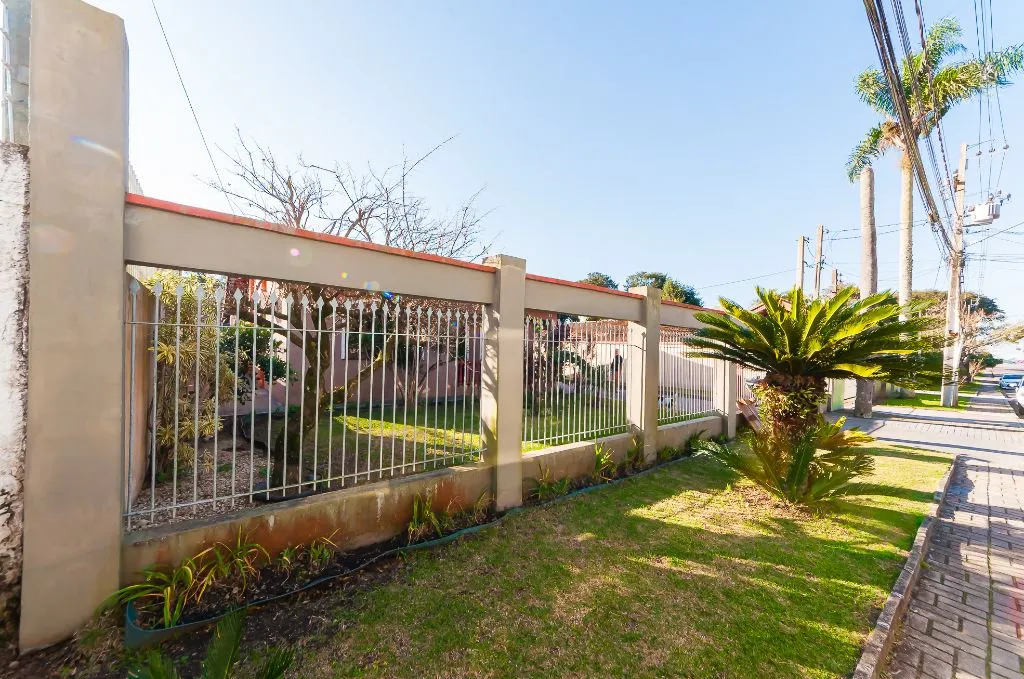 3-bedroom house with a bathtub in Curitiba — photo 50