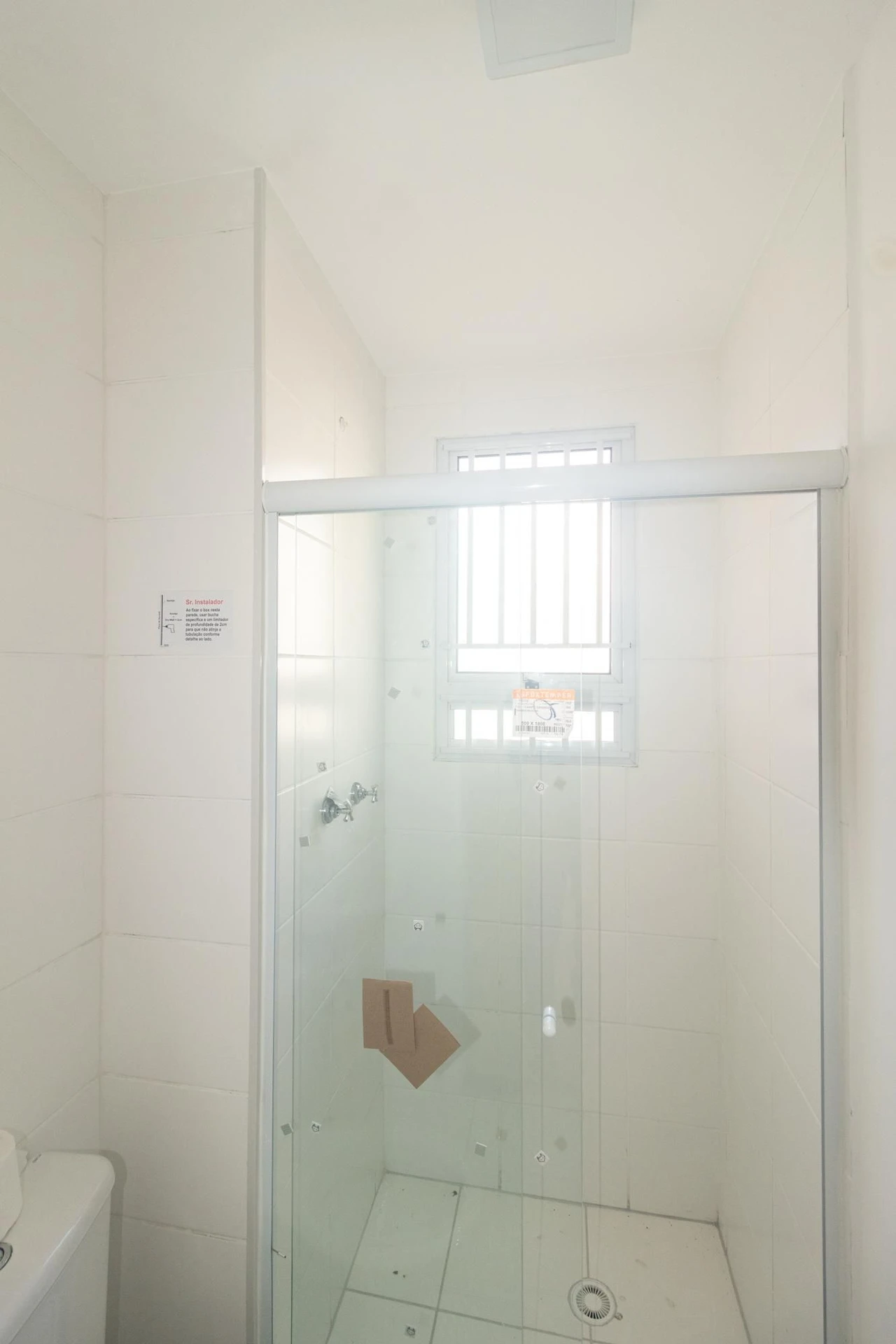 Apartamento com 2 quartos e box de vidro no banheiro — photo 10