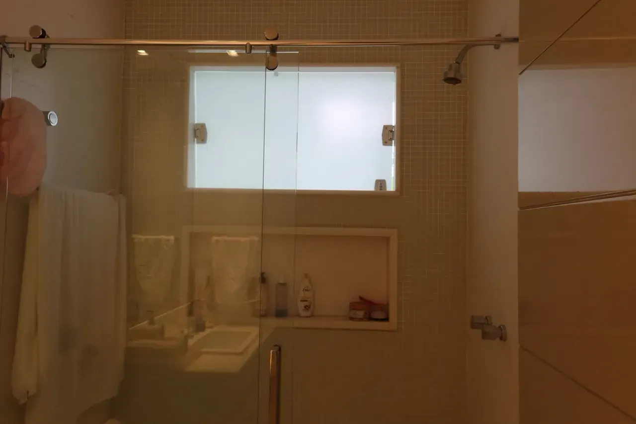 House, 1000 m², with floor-to-ceiling windows — photo 3