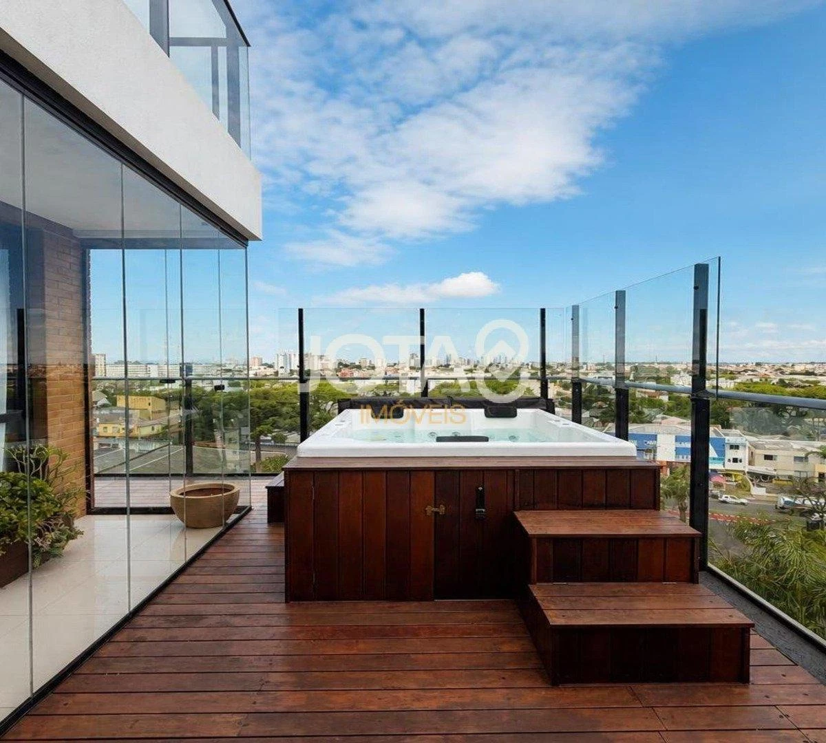 Floor-to-ceiling windows in a 3-bedroom apartment, 150 m²