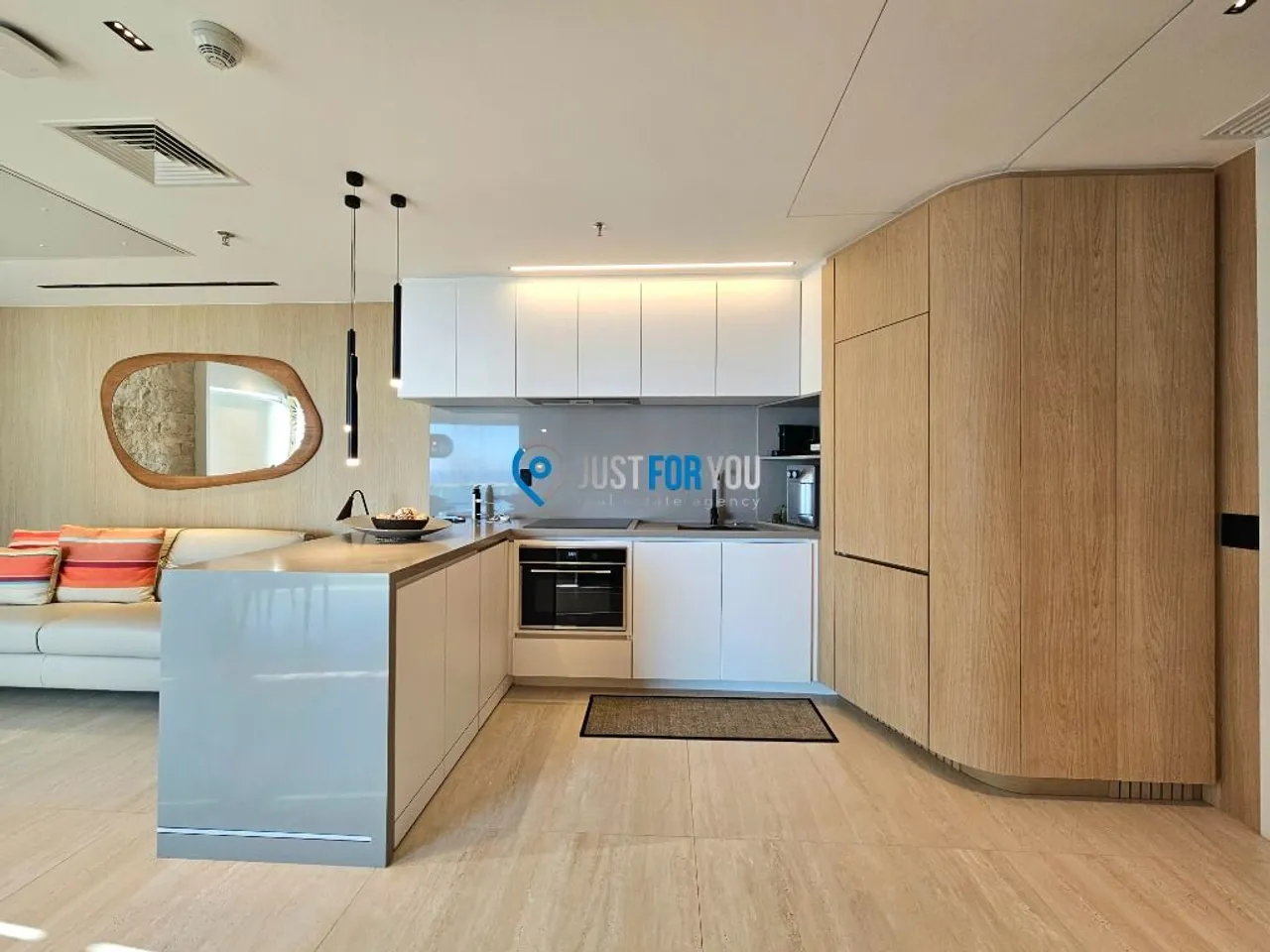 Furnished 1-bedroom apartment with an open-plan kitchen — photo 2