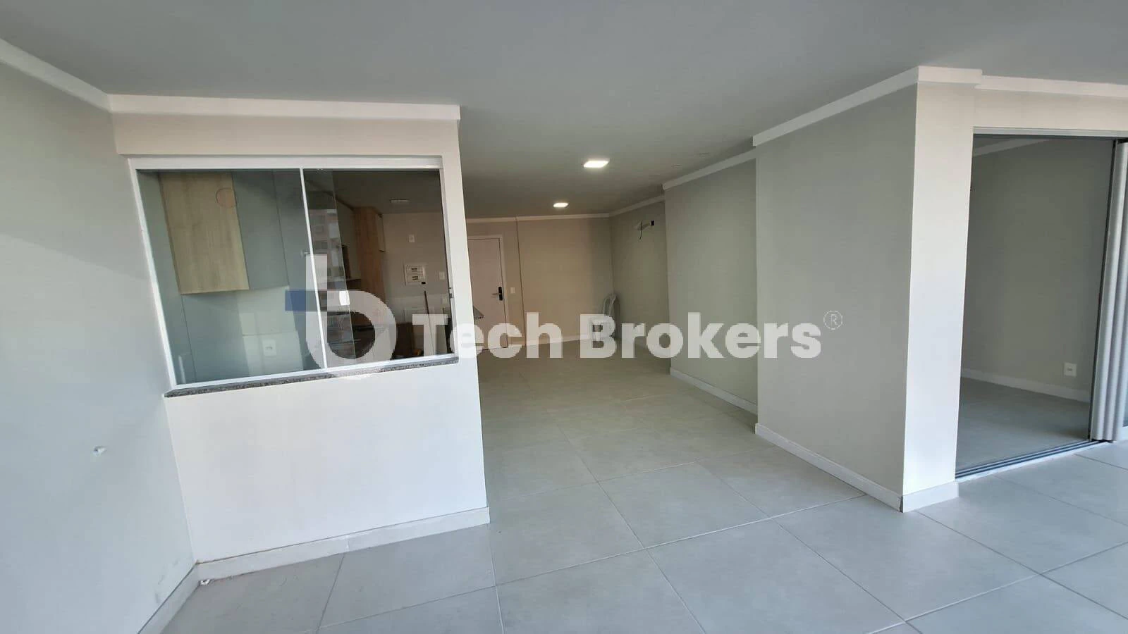 Glass-enclosed balcony in a 3-bedroom apartment, 105 m² — photo 5