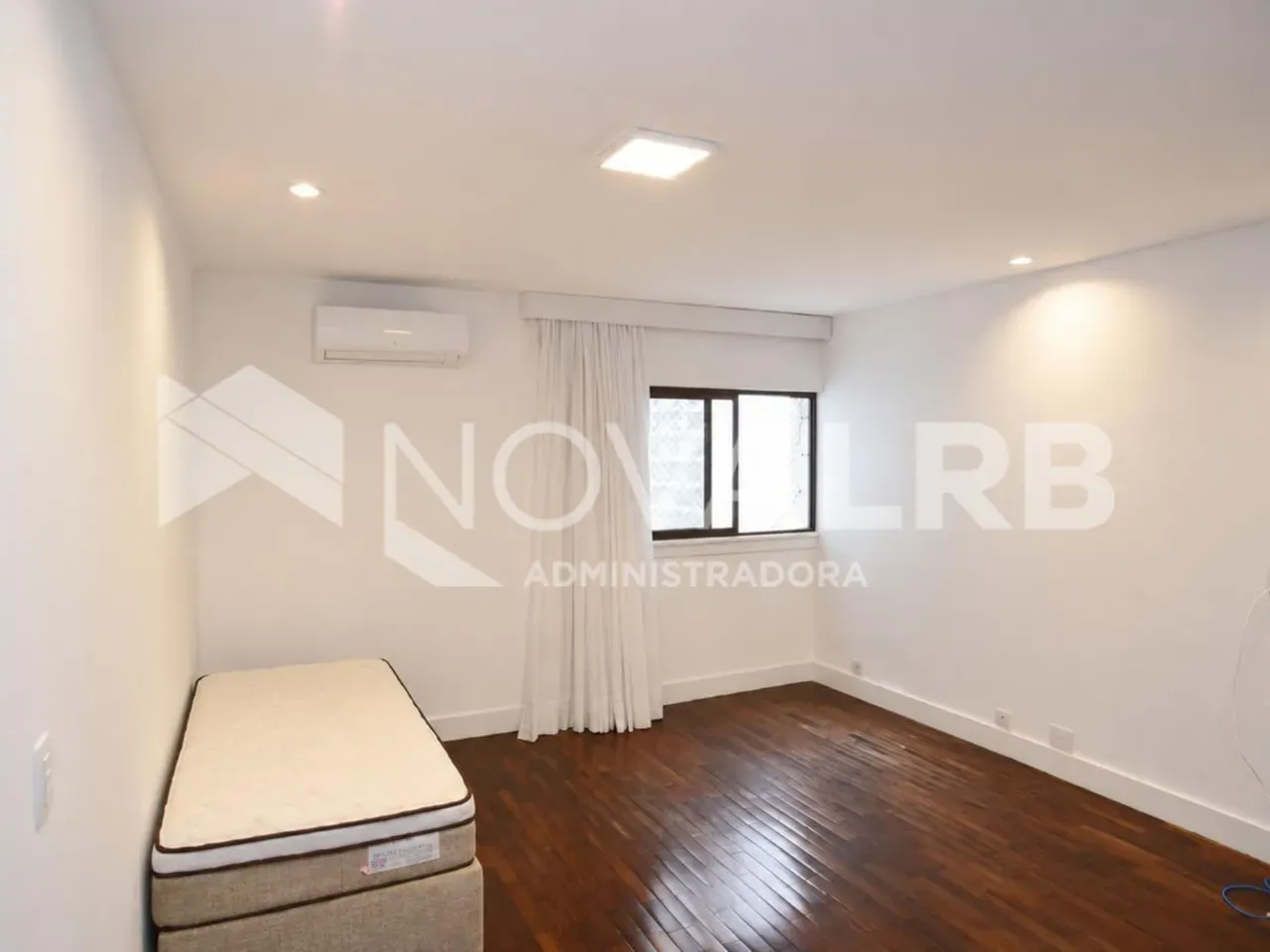 4-bedroom apartment with enclosed glass balcony — photo 35