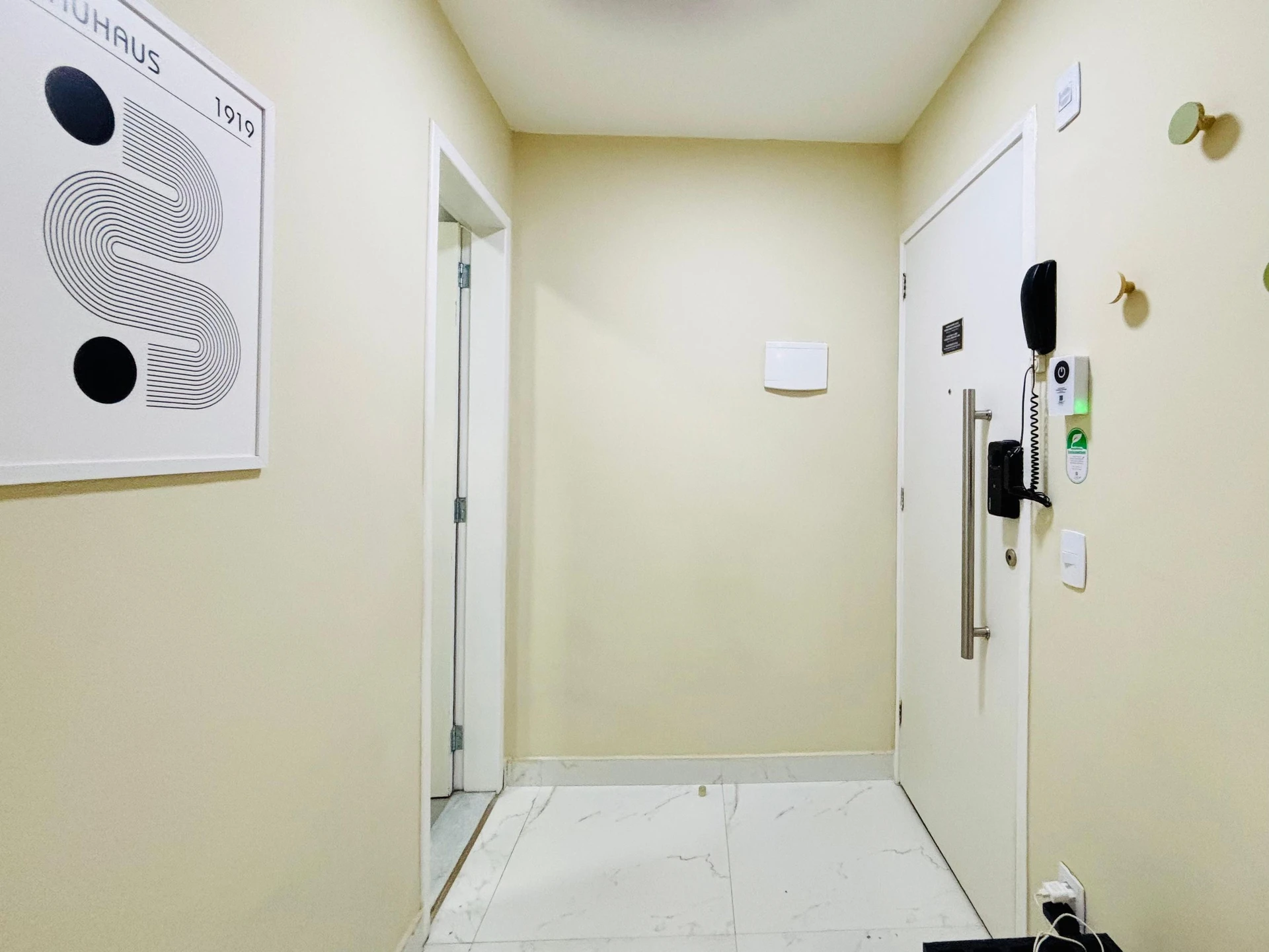 Furnished 1-bedroom apartment with a closed kitchen — photo 18