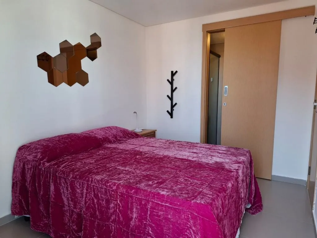 Furnished 2-bedroom apartment with suite and balcony — photo 9